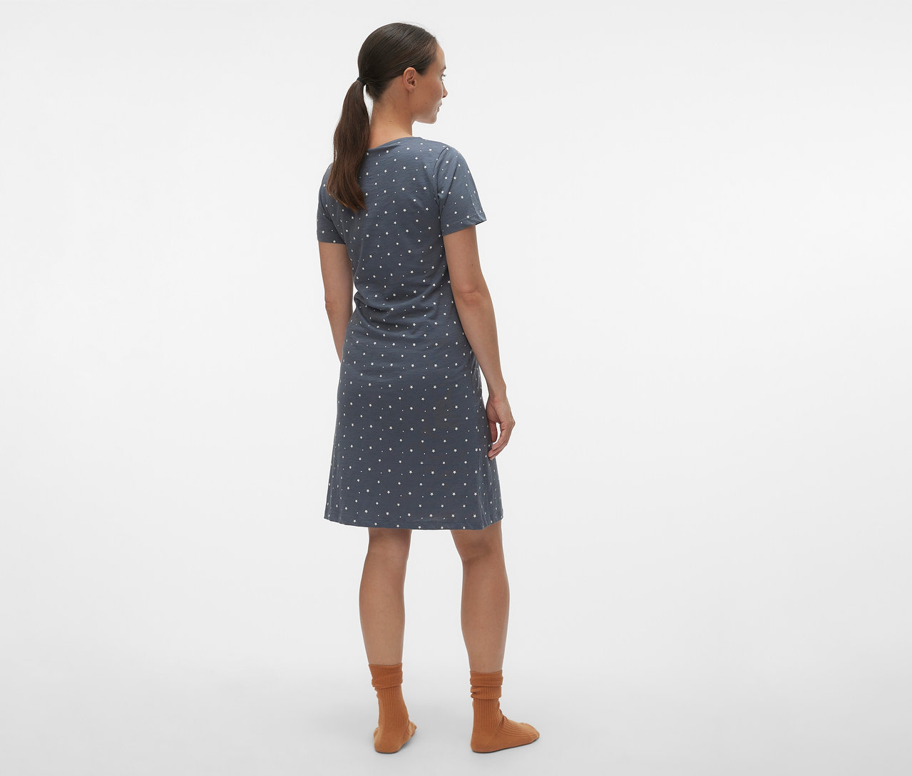 Frau von hinten in MAMALICIOUS Nachthemd »MLMIRA« mit Punktmuster und braunen Socken.