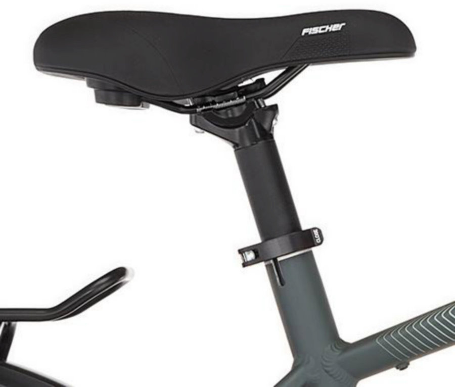 Nahaufnahme vom Sattel und der Sattelstütze eines FISCHER ATB E-Bike TERRA 6.8i ULTIMATE, 55 cm.