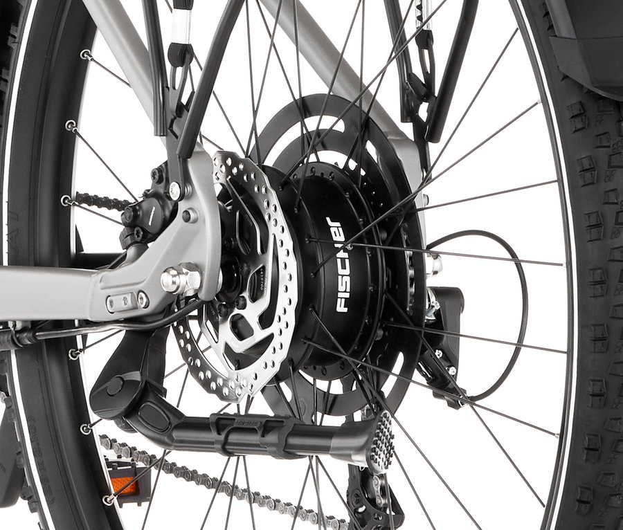 Nahaufnahme vom Hinterrad eines FISCHER Trekking-E-Bike TERRA 2.2 ACTIVE mit Trapez Rahmen.