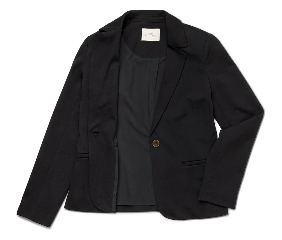 Geöffnete, schwarze Jacke mit einem Knopf liegt auf einem weißen Hintergrund.