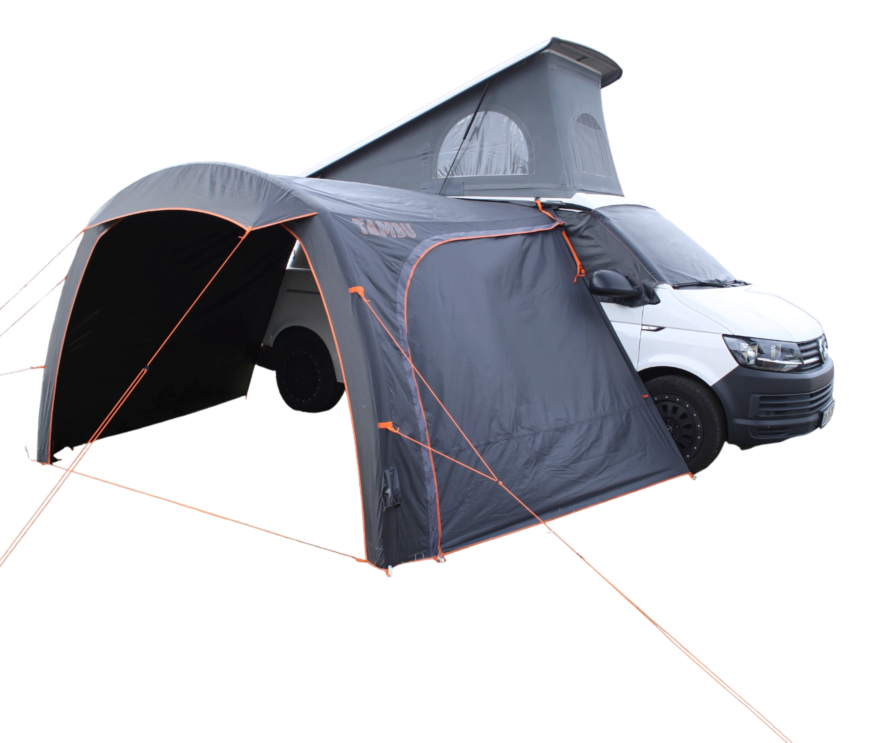Weißer Van mit montiertem Tambu Bus-Sonnensegel »TAPA Air« und ausfahrbarem Dachzelt vor weißem Hintergrund.