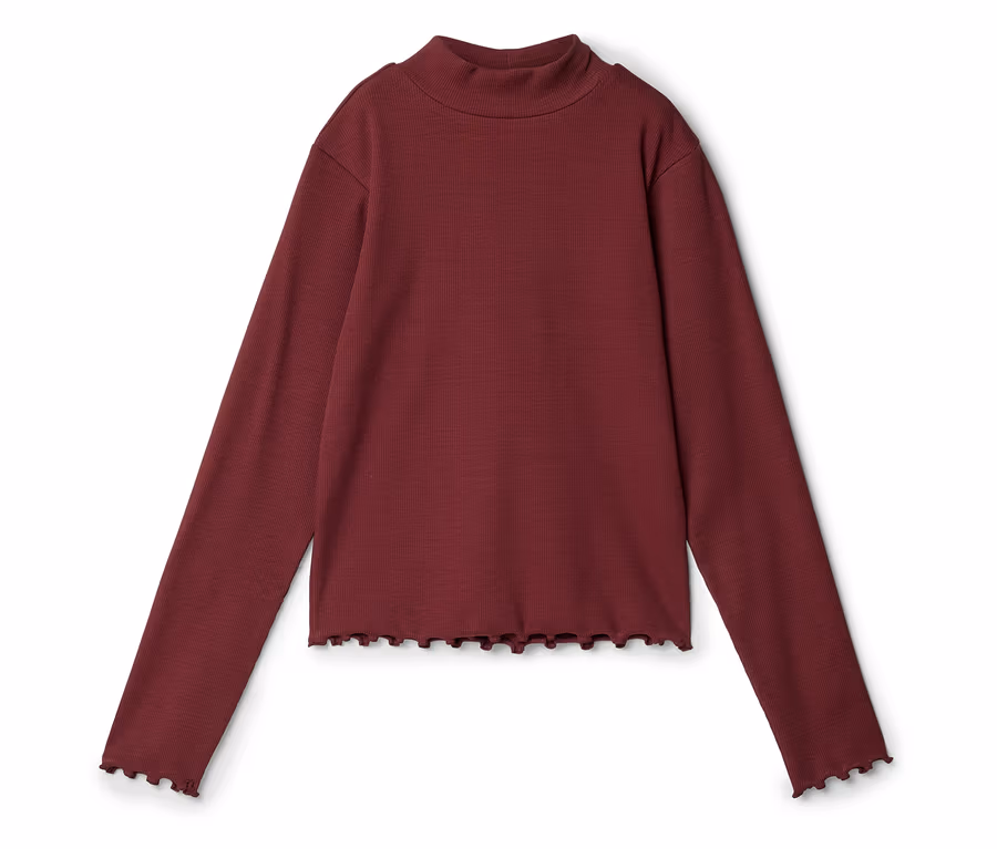 Ein burgunderrotes, geripptes Langarmshirt mit Stehkragen und gewelltem Saum liegt auf einem weißen Hintergrund.
