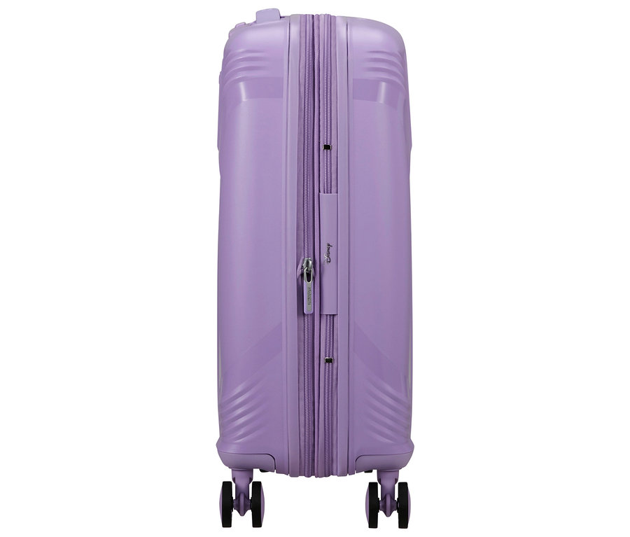 Nahaufnahme eines lavendelfarbenen American Tourister Mickey Magic Trolley.