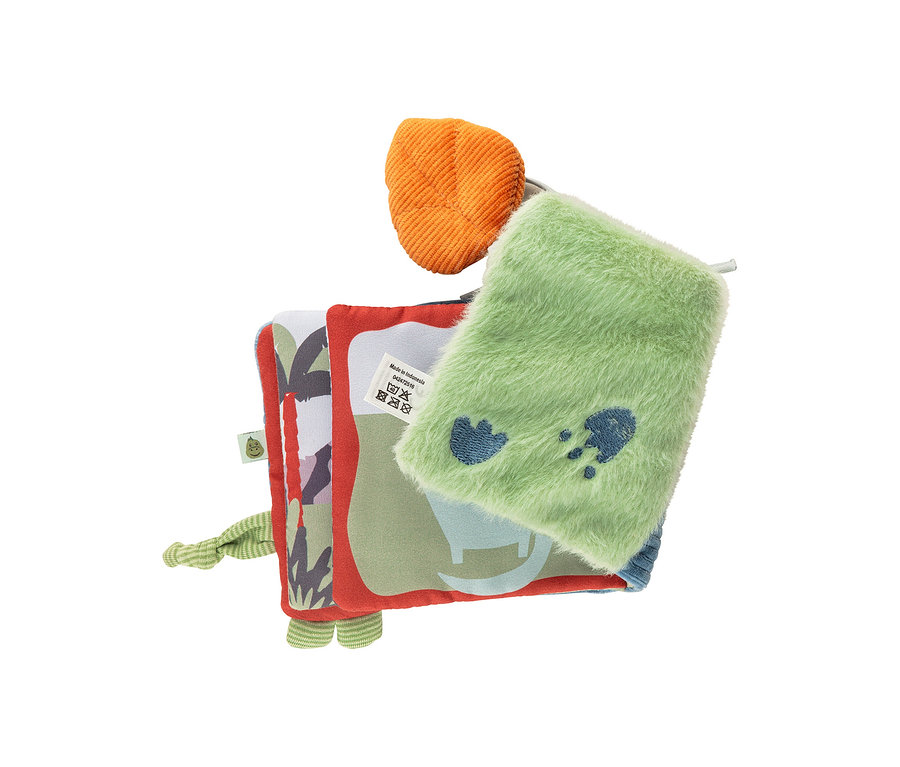 Ein farbenfrohes Baby-Aktivitätsbuch mit weichen Texturen, einem orangefarbenen gerippten Blatt, einem hellgrünen flauschigen Bereich mit blauen Pfotenabdrücken und gemusterten Seiten mit roten Rändern, vor weißem Hintergrund.
