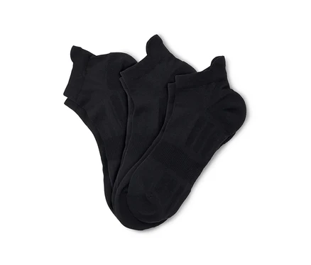 Drei schwarze Knöchelsocken liegen ordentlich gefaltet auf einem weißen Hintergrund.