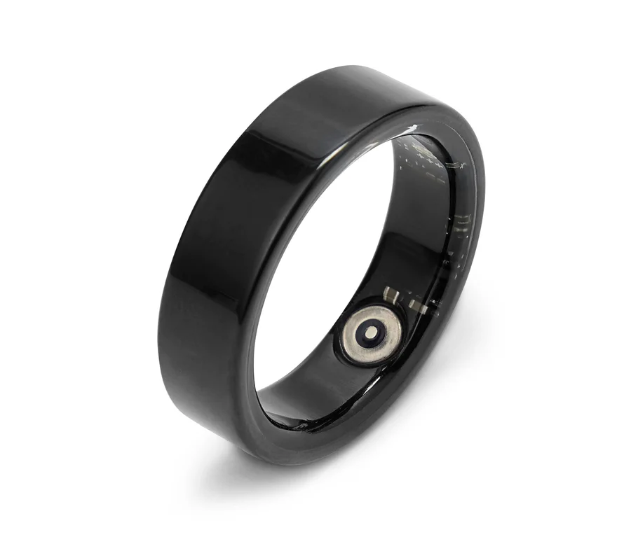 Detailaufnahme eines schwarzen Smart Rings mit sichtbaren Sensoren und Technologieelementen.