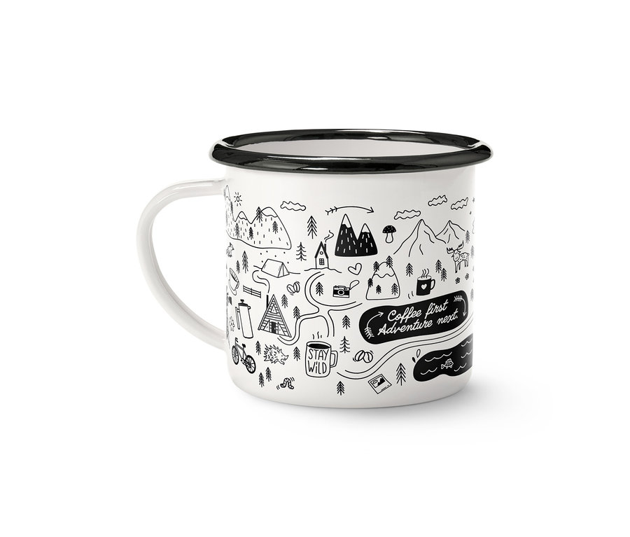 Emaille-Kaffeebecher Adventure, 380 ml, weiß mit schwarzem Rand und Henkel, verziert mit einer schwarzen Strichzeichnung einer Naturlandschaft mit Bergen, Bäumen, Zelten, einem Fahrrad und den Texten „Coffee first Adventure next“ und „Stay wild“.