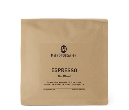 Eine Packung METROPOL KAFFEE - Espresso - 500 g Ganze Bohne. Braune Verpackung mit Aufschrift.