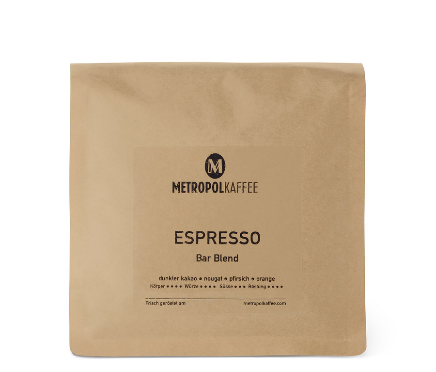 Eine Packung METROPOL KAFFEE - Espresso - 500 g Ganze Bohne. Braune Verpackung mit Aufschrift.