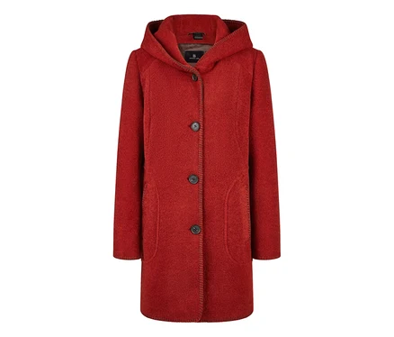 Roter Barbara Lebek Wollmantel mit Kapuze, drei dunklen Knöpfen und zwei geschwungenen Taschen.