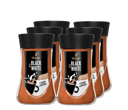Sechs Gläser BLACK & WHITE Instantkaffee - 6x 180 g Instantkaffee von Tchibo. Die Gläser sind mit braunem Pulver gefüllt und haben einen schwarzen Deckel.