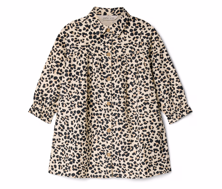 Ein beiges Kinderhemdkleid mit schwarzem Leopardenmuster, Kragen, durchgehender Knopfleiste und gerafften langen Ärmeln.