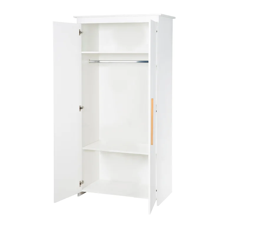 Weißer zweitüriger Kleiderschrank mit geöffneten Türen, der ein oberes Regal, eine Kleiderstange und ein unteres Regal zeigt. Die rechte Tür hat einen vertikalen Holzgriff.