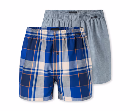 Zwei Herren-Boxershorts. Eine ist blau, weiß und orange kariert mit Knopfleiste, die andere ist hellblau. Beide haben einen Gummibund.
