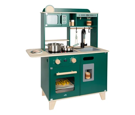 Grüne small foot Kinderküche aus Holz mit Herd, Backofen, Mikrowelle, Spüle, Kaffeemaschine, Topf, Pfanne, Pommes und Keksen.