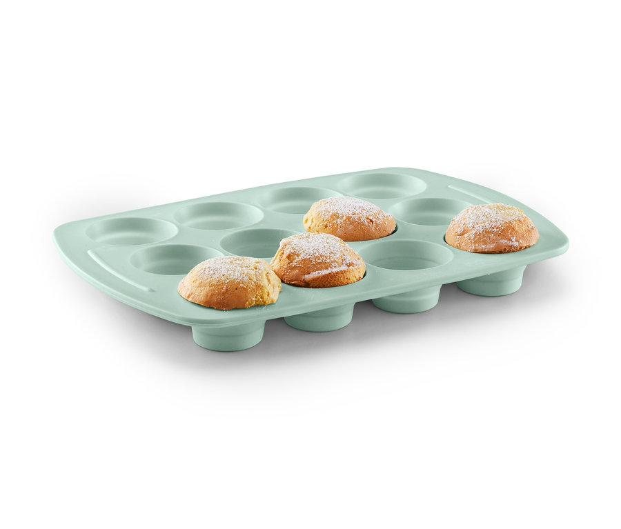 Ein Muffinblech mit einigen Muffins.