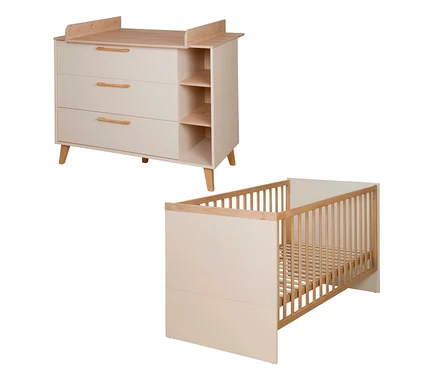 Helle Wickelkommode mit drei Schubladen und offenen Fächern, dazu ein passendes Babybett mit Gitterstäben, beide Möbelstücke in Beige mit Holzdetails.