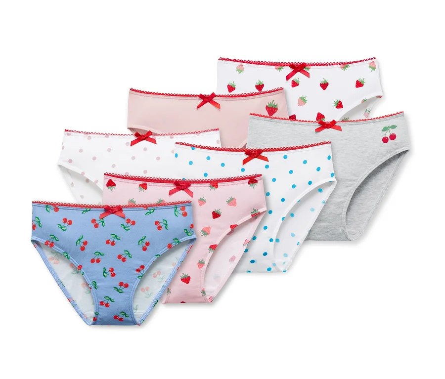 Sieben Mädchen-Slips mit verschiedenen Mustern, darunter Kirschen, Erdbeeren und Punkte.