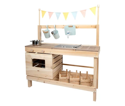 Die small foot Matschküche und der Kaufladen aus Holz mit Kochstelle, Spüle, Wasserhahn, Ofen, Hängevorrichtung und Stoffgirlande.