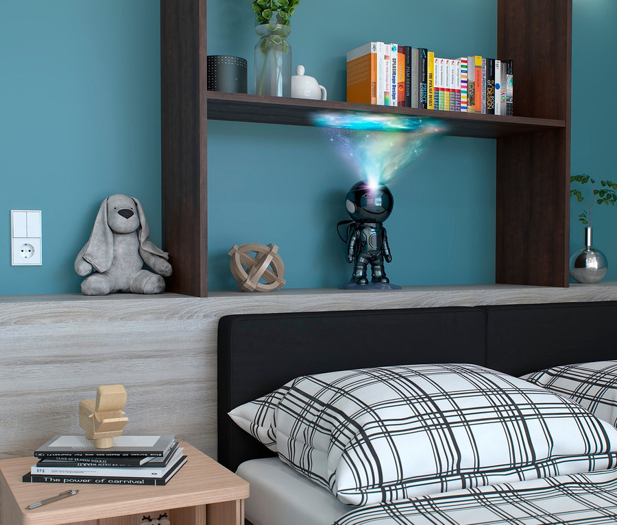 Nachttisch mit Büchern, Spielzeug und Bett mit karierter Bettwäsche.