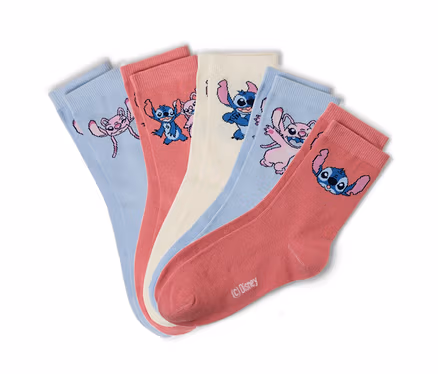 Fünf Socken liegen nebeneinander. Die Socken sind hellblau, rosa und creme. Auf den Socken sind verschiedene Disney-Figuren abgebildet.
