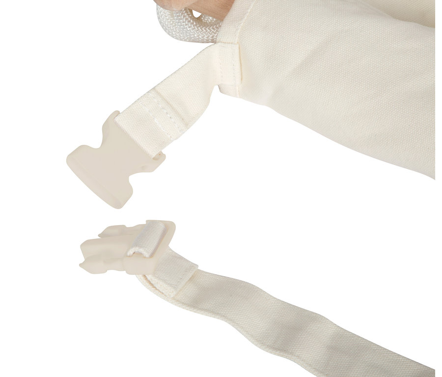 Nahaufnahme des cremefarbenen Kunststoffverschlusses und Gurtes der small foot Komfort Babyschaukel, ungeschnallt.