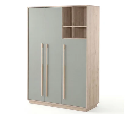 Ein Kleiderschrank mit hellgrünen Türen und hellen Holzgriffen. Der Schrank hat links drei Türen und rechts oben vier offene Holzfächer über einer weiteren hellgrünen Tür.