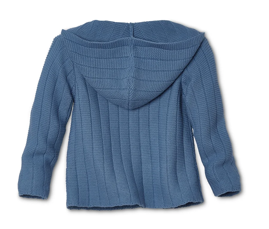 Eine blaue Strickjacke mit Kapuze.