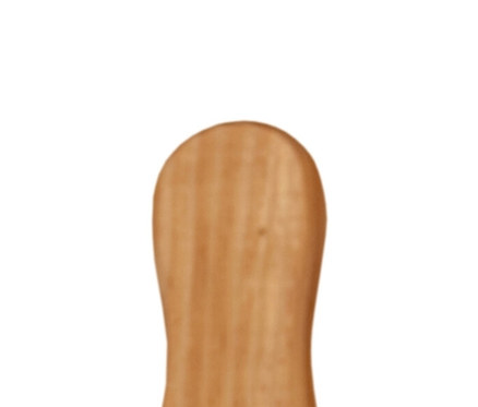 Ein Holzeimer mit Metallreifen und Holzgriff.