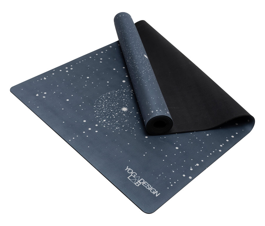 Teilweise aufgerollte Yogamatte mit Sternenmuster.