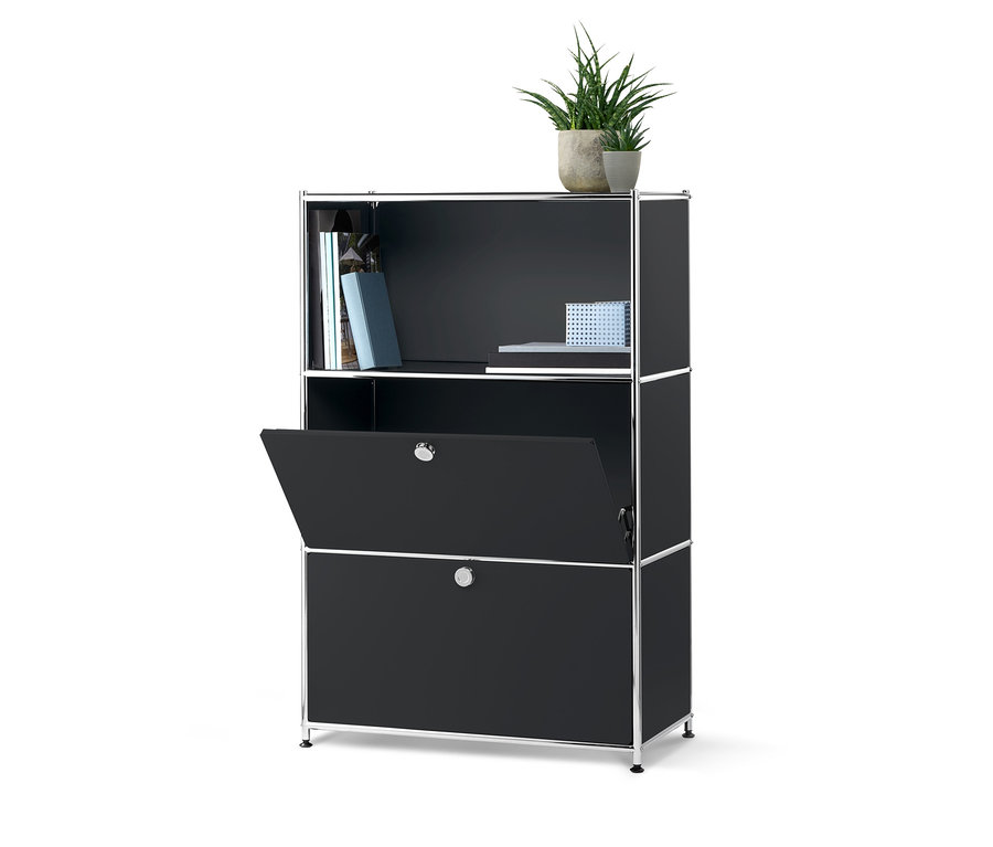 Ein schwarzes Metallregal mit 2 Klappfächern, von denen eines geöffnet ist. Auf dem oberen Regalboden befinden sich Bücher und zwei Topfpflanzen.