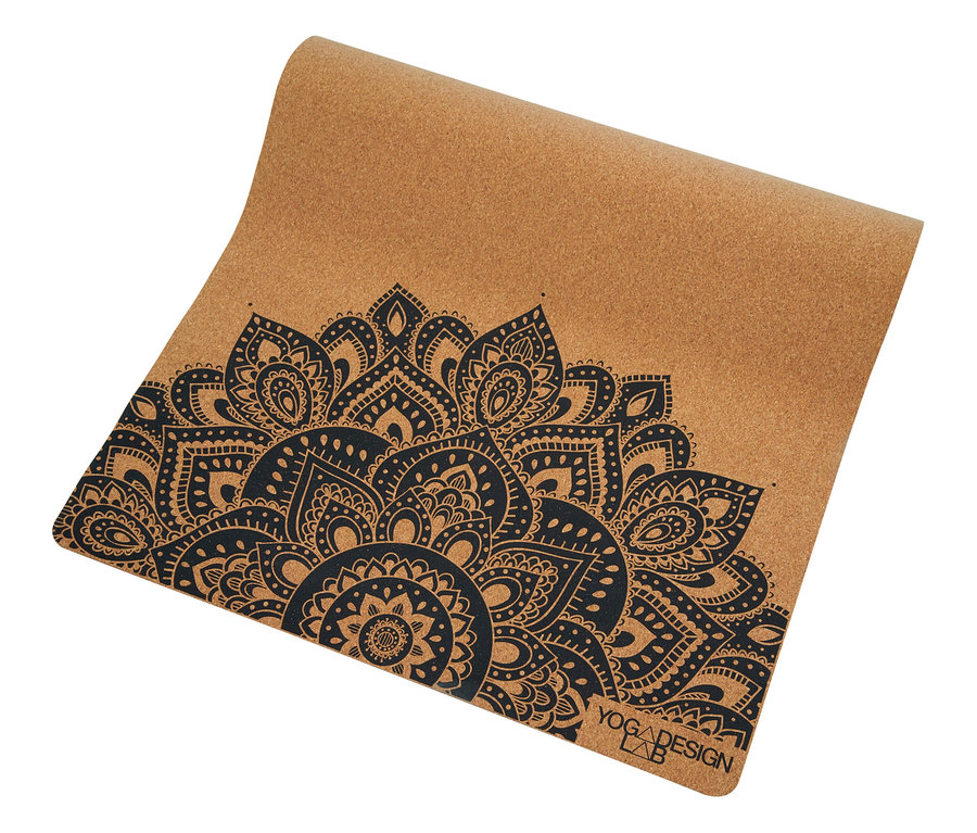 Ausgerollte Yoga-Matte aus Kork mit schwarzem Blumenmuster.