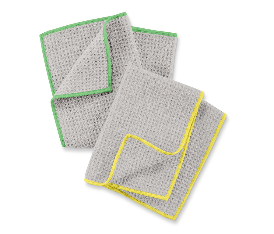 Zwei graue Trockentücher mit farbigen Rändern liegen übereinander.