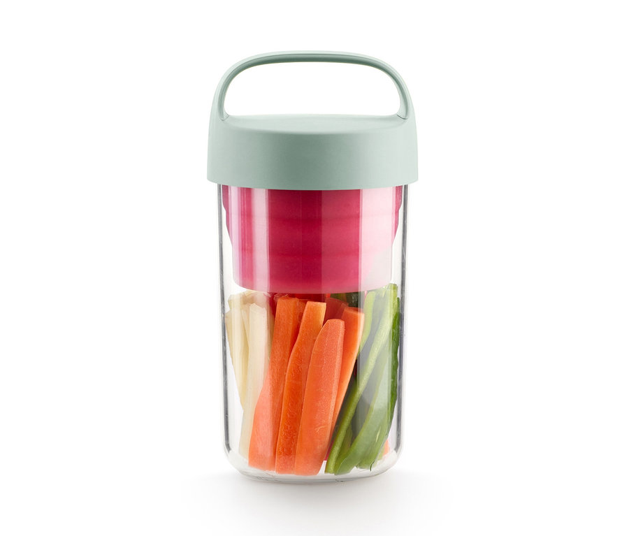 Eine To-go-Lunchbox gefüllt mit geschnittenem Gemüse.