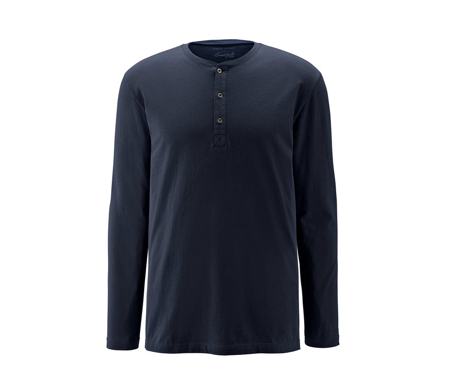 Dunkelblauer Pyjama mit langen Ärmeln und Knöpfen.