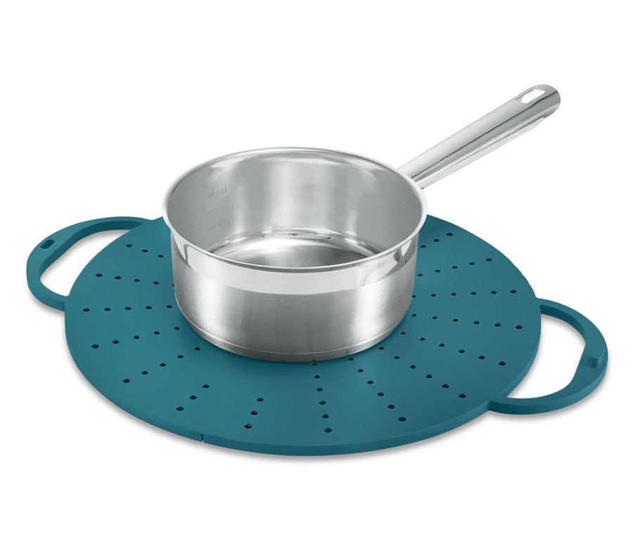 Edelstahltopf steht auf einem blauen 3-in-1-Pfannenspritzschutz.