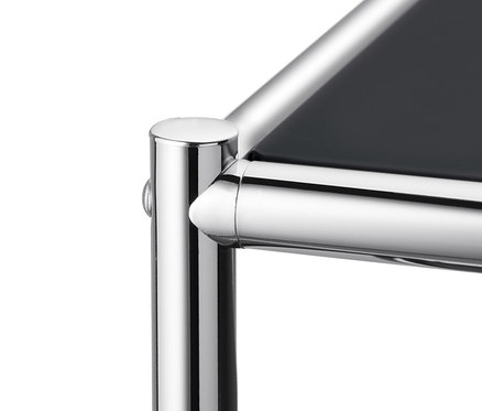 Detailansicht eines Metall-Lowboards mit 2 Klappfächern.