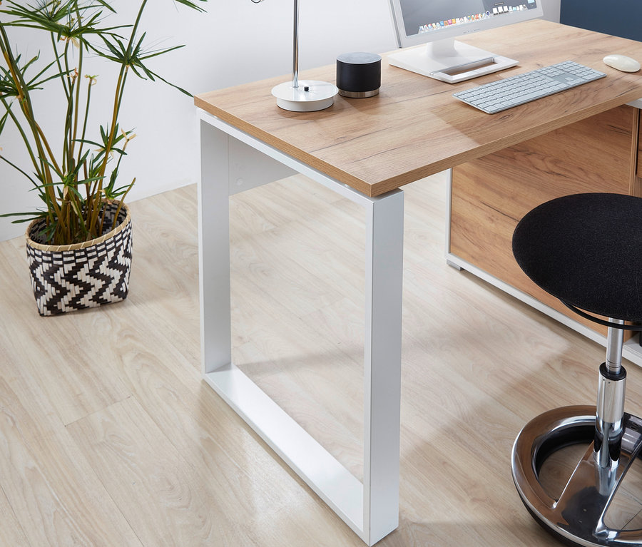 Eck-Schreibtisch »Lioni« mit Monitor, Tastatur, Lampe und Stuhl.