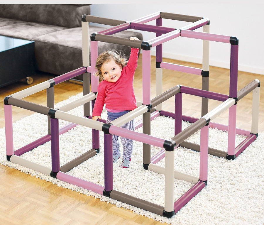 Ein Kind spielt auf einer bunten Kletterpyramide. Quadro-Home-KLETTERPYRAMIDE, berry.