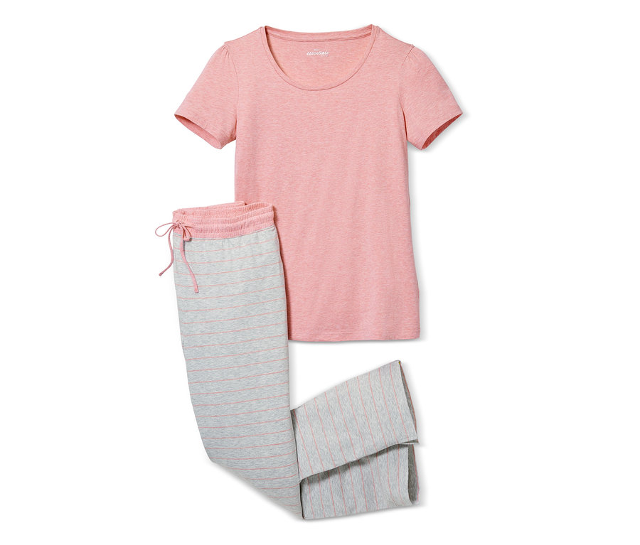 Ein rosafarbener Kurzarm-Pyjama und eine grau-rosa gestreifte 7/8-Hose liegen auf einem weißen Hintergrund.
