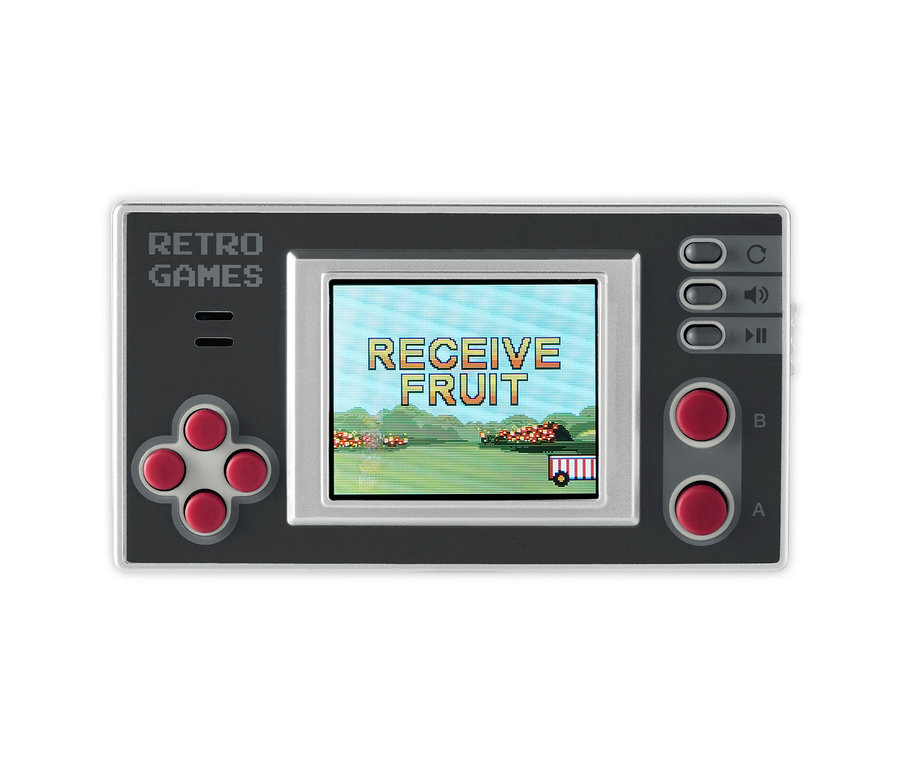 Detail einer Retro-Mini-Spielekonsole mit der Aufschrift RECEIVE FRUIT auf dem Bildschirm.