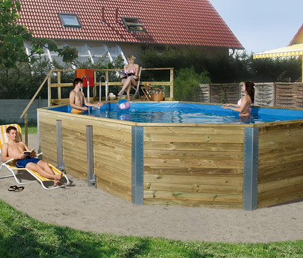 Vier Personen an einem Weka-Massivholz-Gartenpool mit Abdeckhaube.