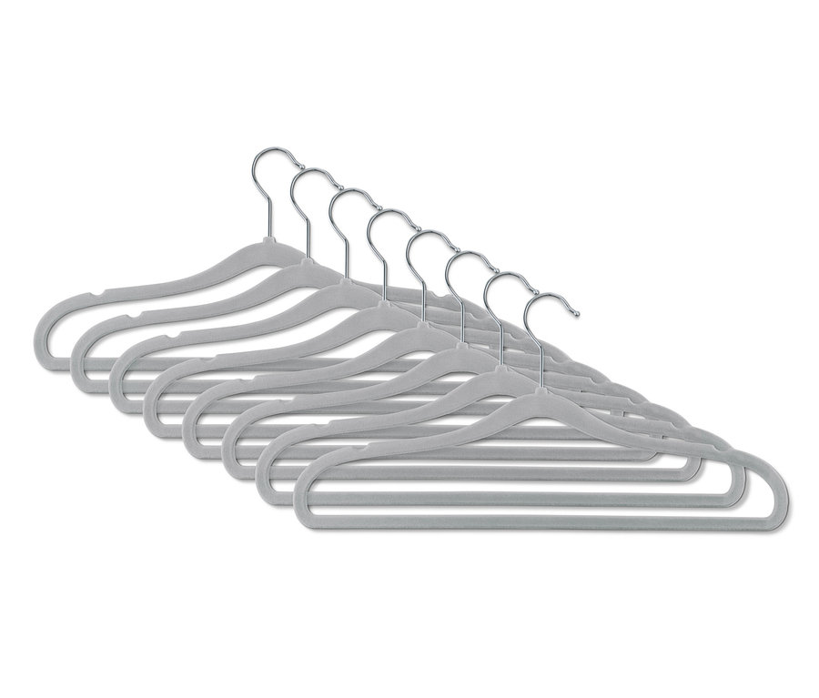 Acht graue, extraschmale Kleiderbügel in einer Reihe angeordnet.