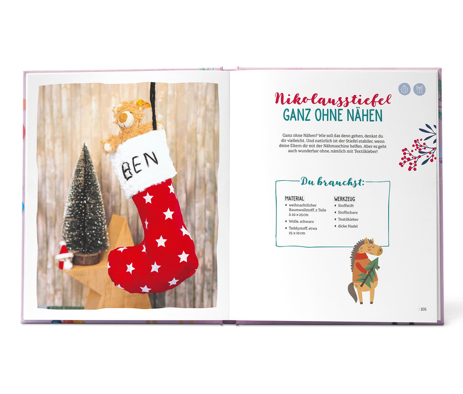 Offenes Buch zeigt eine Weihnachtssocke mit Teddybär auf der Seite.
