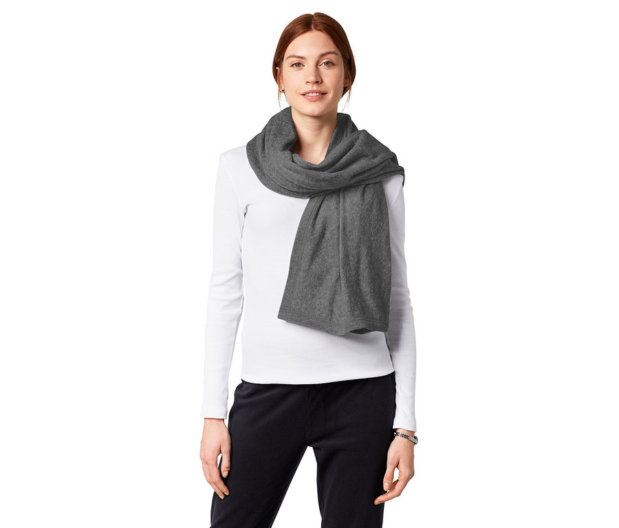 Frau mit braunen Haaren trägt ein graues XL-Tuch um den Hals.