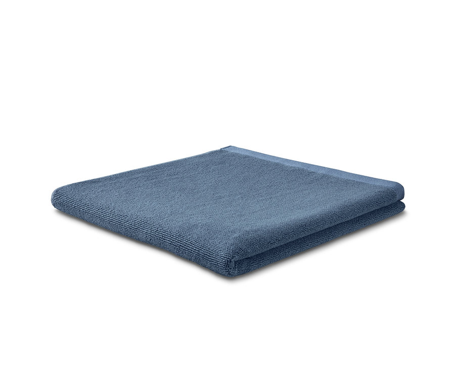 Gefaltetes Premium-Frottier-Badetuch in Blau.