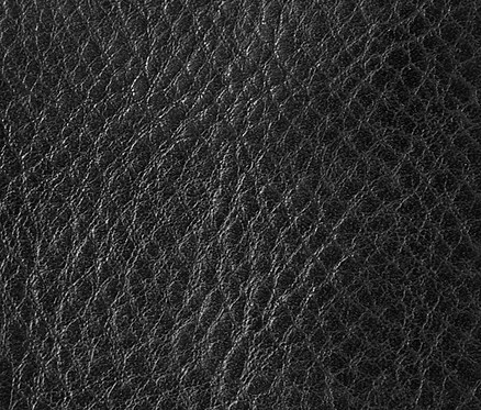 Detailaufnahme der Textur eines schwarzen Leder-Kartenetuis.