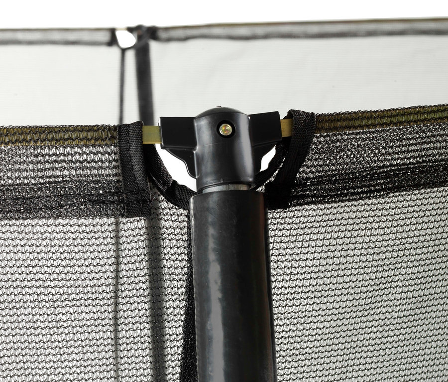 Detailaufnahme eines EXIT Trampolin »Silhouette 305«-Rahmens und -Netzes.