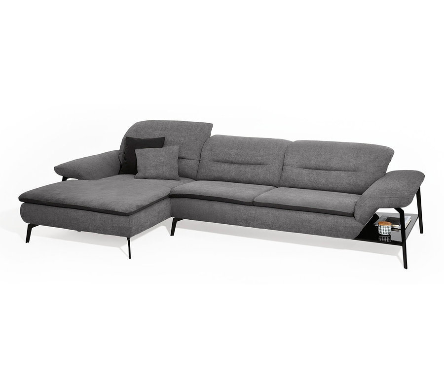 Graues 3-Sitzer-Sofa mit Récamiere links und schwarzen Metallfüßen.
