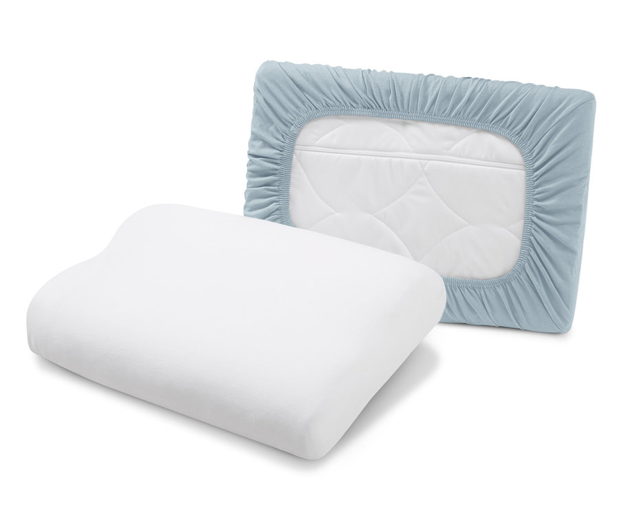 Ein weisses, orthopädisches Kissen liegt neben 2 Jersey-Kissen-Spannbezügen in blau.